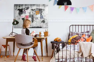 Mapa świata na drewnie z tablicą magnetyczną i pisakiem