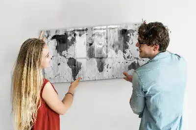 Mapa świata na drewnie z tablicą magnetyczną i pisakiem