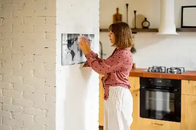 Mapa świata na drewnie z tablicą magnetyczną i pisakiem