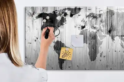 Mapa świata na drewnie z tablicą magnetyczną i pisakiem
