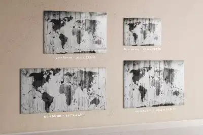 Mapa świata na drewnie z tablicą magnetyczną i pisakiem