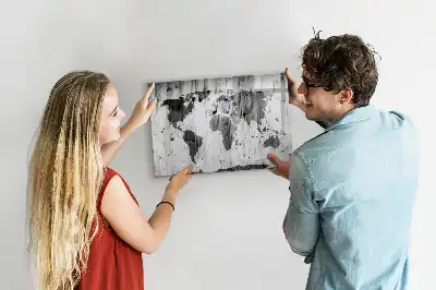 Mapa świata na drewnie z tablicą magnetyczną i pisakiem