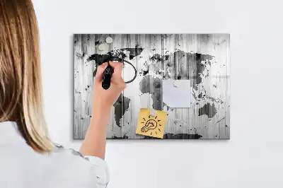 Mapa świata na drewnie z tablicą magnetyczną i pisakiem