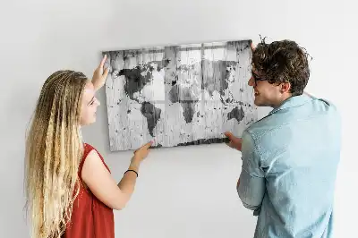 Mapa świata na drewnie z tablicą magnetyczną i pisakiem