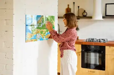 Geograficzna mapa świata w wersji jako tablica magnetyczna z pisakiem