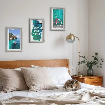 Widok na morze z łodzią i inspirującym napisem tryptyk w ramie
