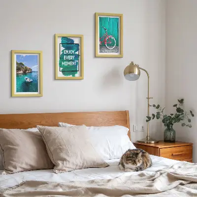 Widok na morze z łodzią i inspirującym napisem tryptyk w ramie