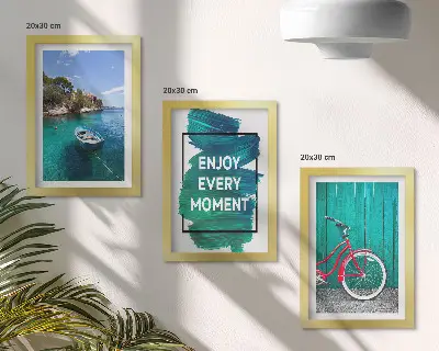 Widok na morze z łodzią i inspirującym napisem tryptyk w ramie