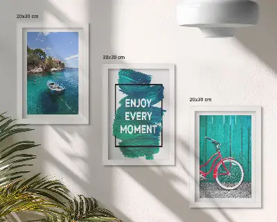 Widok na morze z łodzią i inspirującym napisem tryptyk w ramie