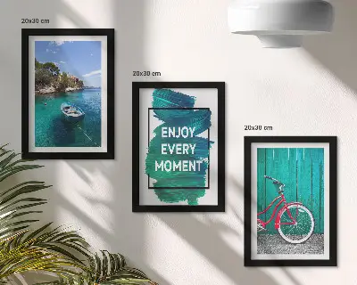 Widok na morze z łodzią i inspirującym napisem tryptyk w ramie