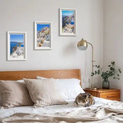 Tryptyk w ramie krajobraz architektury z widokiem na miasto Oia na Santorini w Grecji