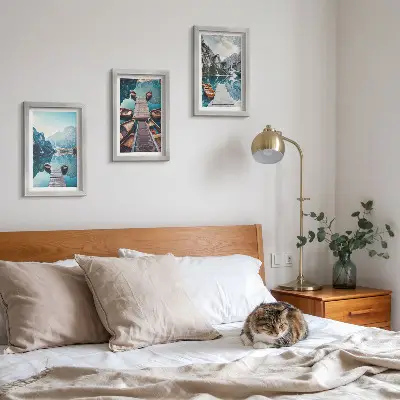 Tryptyk w ramie Spokojne jezioro z drewnianymi pomostami i łodziami tryptyk w ramie z motywem spokojnego jeziora z drewnianymi pomostami i łodziami