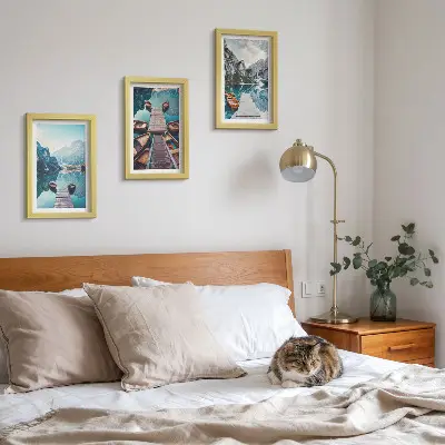 Tryptyk w ramie Spokojne jezioro z drewnianymi pomostami i łodziami tryptyk w ramie z motywem spokojnego jeziora z drewnianymi pomostami i łodziami