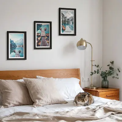 Tryptyk w ramie Spokojne jezioro z drewnianymi pomostami i łodziami tryptyk w ramie z motywem spokojnego jeziora z drewnianymi pomostami i łodziami