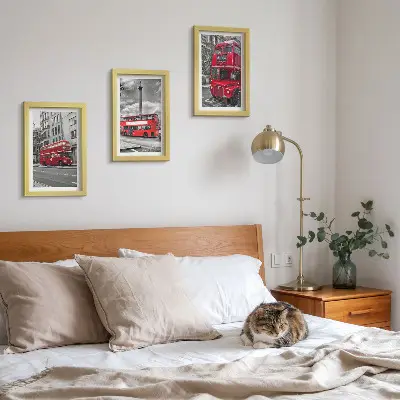 Czerwone autobusy w miejskim krajobrazie Londynu zestaw 3 obrazów w ramie