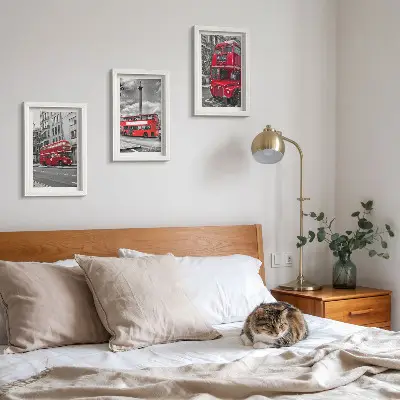 Czerwone autobusy w miejskim krajobrazie Londynu zestaw 3 obrazów w ramie