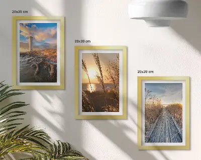 Zestaw 3 obrazów w ramie z widokiem na latarnię morską, morze, trawę i drewniany pomost