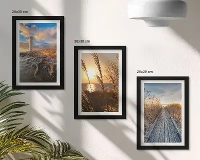 Zestaw 3 obrazów w ramie z widokiem na latarnię morską, morze, trawę i drewniany pomost