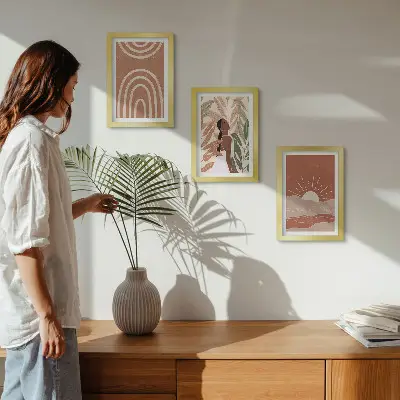Zestaw 3 obrazów w ramie z motywem abstrakcyjnych kształtów i ilustracji w stylu boho