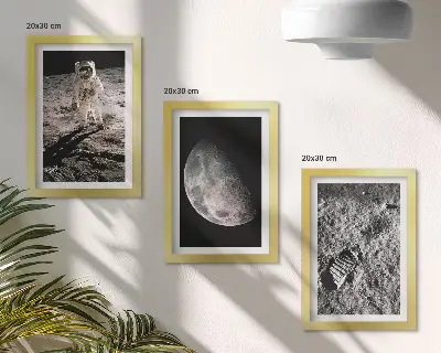 Obraz tryptyk w ramie z motywem śladu stopy astronauty na Księżycu