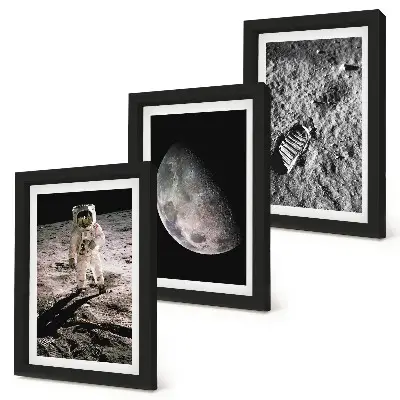 Obraz tryptyk w ramie z motywem śladu stopy astronauty na Księżycu