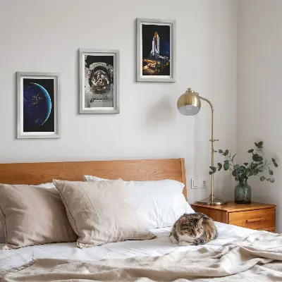 Zestaw 3 obrazów w ramie z widokami kosmosu, Ziemią, astronautą i rakietą