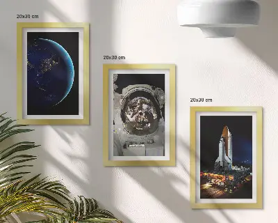 Zestaw 3 obrazów w ramie z widokami kosmosu, Ziemią, astronautą i rakietą