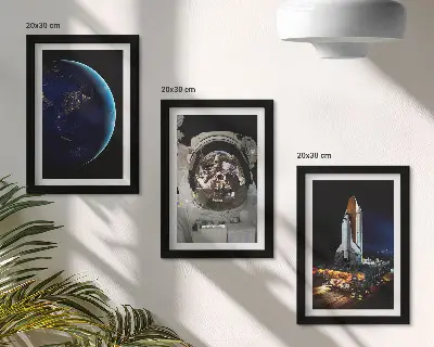 Zestaw 3 obrazów w ramie z widokami kosmosu, Ziemią, astronautą i rakietą