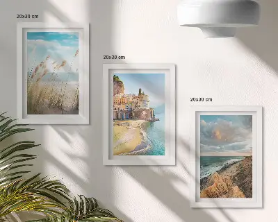 Zestaw 3 obrazów w ramie przedstawiających krajobrazy nadmorskie z plażą, miastem i klifami