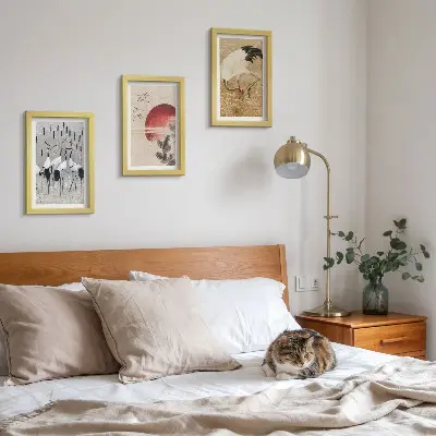 Zestaw 3 obrazów w ramie z japońskimi ilustracjami żurawi w stylu japandi