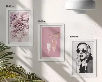 Zestaw 3 obrazów w ramie kwiaty w odcieniach różu i elegancka kobieta