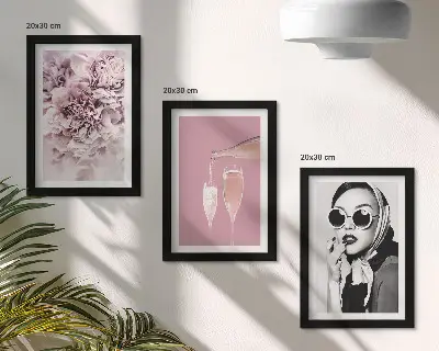 Zestaw 3 obrazów w ramie kwiaty w odcieniach różu i elegancka kobieta