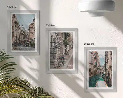 Zestaw 3 obrazów w ramie przedstawiających weneckie uliczki z architekturą i wodą