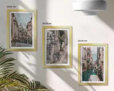 Zestaw 3 obrazów w ramie przedstawiających weneckie uliczki z architekturą i wodą