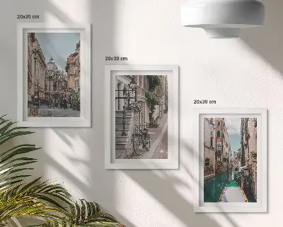 Zestaw 3 obrazów w ramie przedstawiających weneckie uliczki z architekturą i wodą