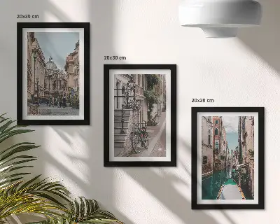 Zestaw 3 obrazów w ramie przedstawiających weneckie uliczki z architekturą i wodą