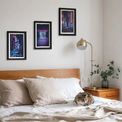 Tryptyk w ramie Nocne miasto z neonami i kinowym wejściem