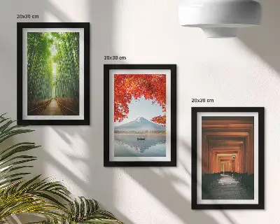 Tryptyk w ramie przedstawiający las bambusowy, górę Fuji oraz ścieżkę z bramą torii w japońskim krajobrazie