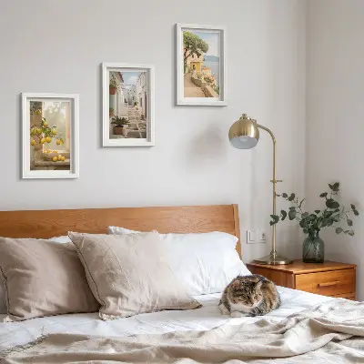 Tryptyk w ramie z widokiem na drzewo cytrusowe i architekturę nadmorską