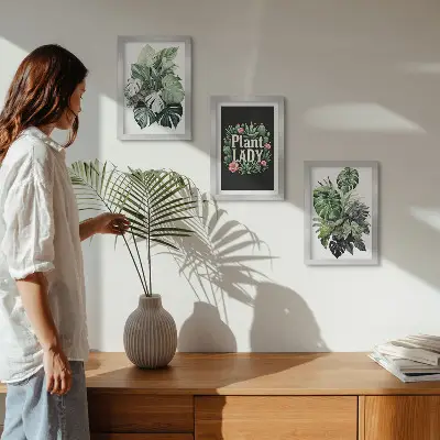 Dekoracja ścienna zestaw obrazów Rośliny tropikalne z napisem Plant Lady w zieleni