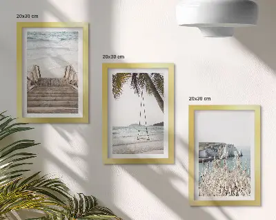 Plaża z drewnianymi schodami i huśtawką nad morzem tryptyk w ramie
