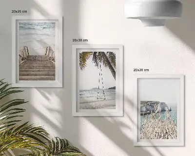 Plaża z drewnianymi schodami i huśtawką nad morzem tryptyk w ramie