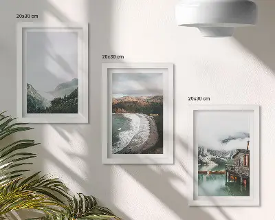Zestaw 3 obrazów w ramie przedstawiających widoki gór i plaży z chmurami oraz wodą