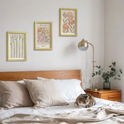 Zestaw 3 obrazów w ramie z motywami botanicznymi w stylu minimalistycznym