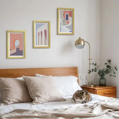 Tryptyk z ilustracjami architektury miejskiej w stylu minimalistycznym oprawiony w ramy