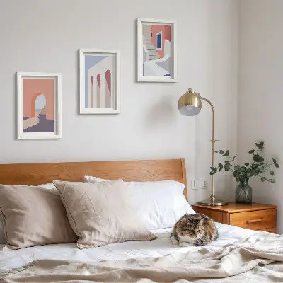Tryptyk z ilustracjami architektury miejskiej w stylu minimalistycznym oprawiony w ramy