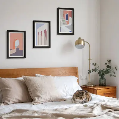 Tryptyk z ilustracjami architektury miejskiej w stylu minimalistycznym oprawiony w ramy