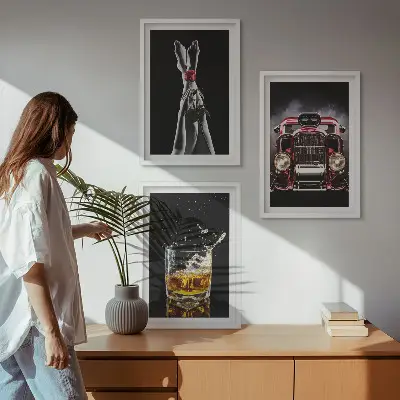 Zestaw 3 obrazów do salonu z motywem kobiecych nóg, róży, auta i whisky