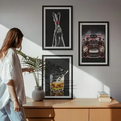 Zestaw 3 obrazów do salonu z motywem kobiecych nóg, róży, auta i whisky
