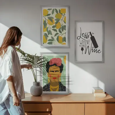 Kompozycja obrazów na ścianę cytryny, wino i portret Fridy